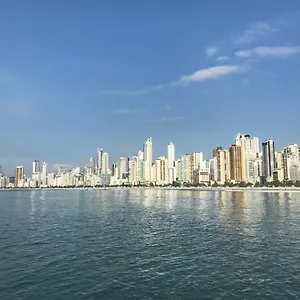 Na Quadra Da Com Tres Quartos Em Sc. Apartamento